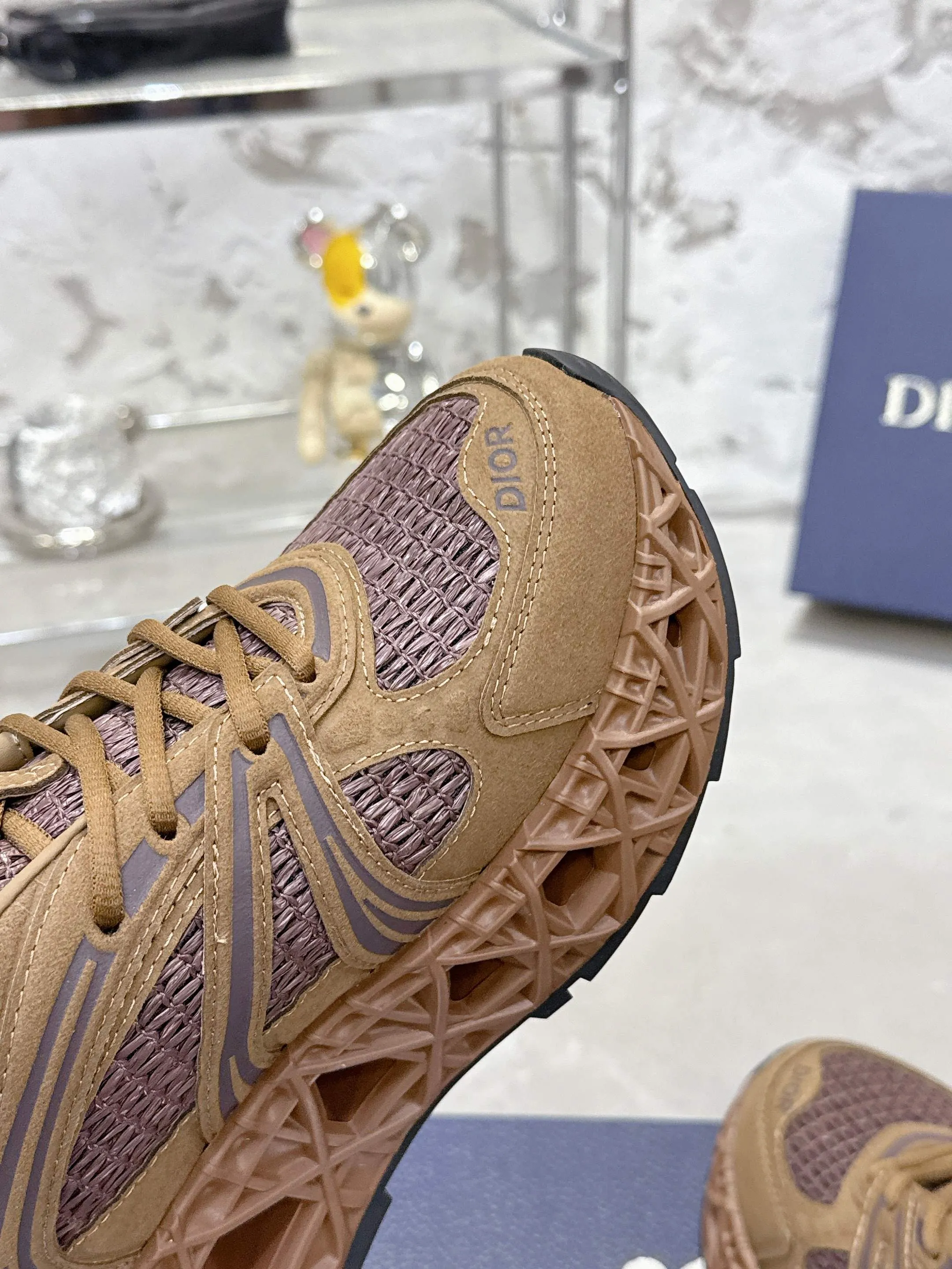 Factory price 780💰 Top version! ! ! Dior (B35) DIOR spring and summer men's wear show, the show was held at the Valle de Grasse School in Paris. Kim Jones drew inspiration from the works of South African artist Hylton Nel. The details of the shoes, clog soles and tribal elements, cleverly blended luxury craftsmanship and practicality, with fresh childishness and bright temperament, creating a new season hot spot. Dior KAWA Dior co-branded casual sports shoes reinterpret running shoes with Dior's high-end style. B35 is made of fine-textured leather and mesh fabric materials. It can be worn in all seasons, is comfortable and breathable, and has multiple lines on the shoe body to outline details. It has a full retro three-dimensional feel and can create a casual look all year round! Fabric: Cowhide/customized cloth material Lining: Imported breathable mesh Outsole: Original molded outsole Size: 39-46 (customized at 45.46)
